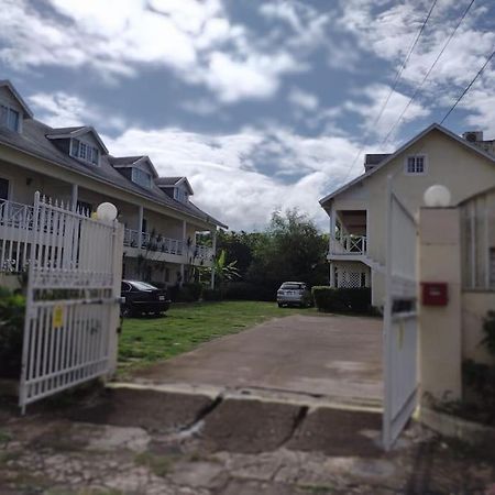 Club Caribbean Apartments Runaway Bay Exterior photo