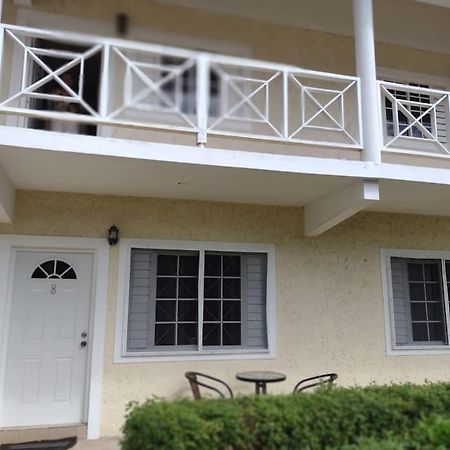 Club Caribbean Apartments Runaway Bay Exterior photo