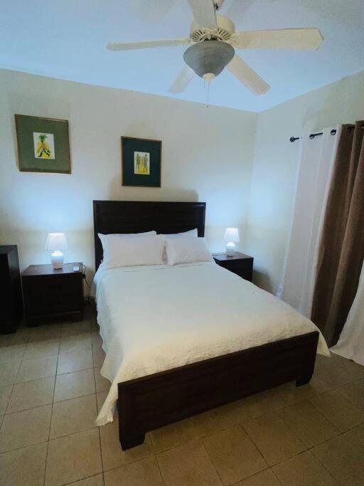 Club Caribbean Apartments Runaway Bay Exterior photo