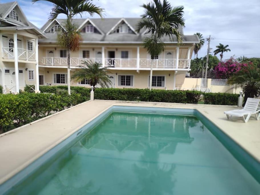 Club Caribbean Apartments Runaway Bay Exterior photo
